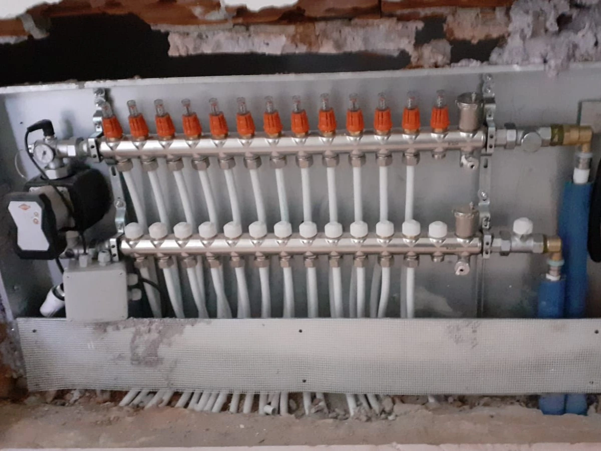 Idraulico L3K Service durante un pronto intervento per la rottura di un tubo a Torino